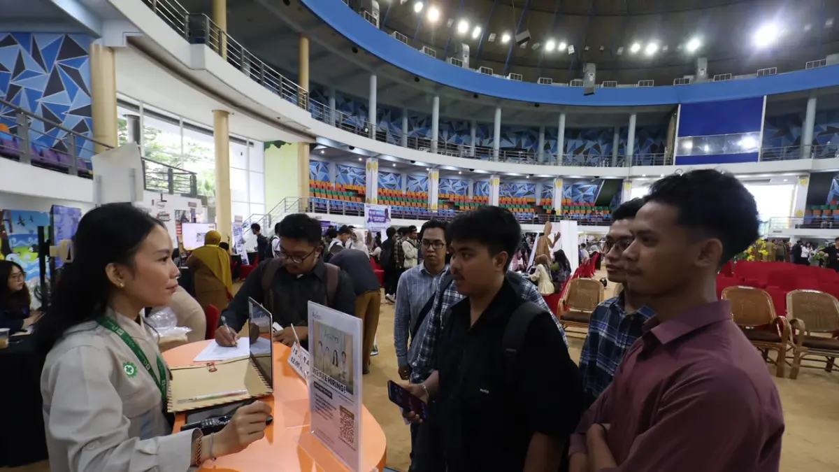 BURSA KERJA: Antusiasme pencari kerja saat mendatangi Job Market Fair 2026 di BSCC Dome Balikpapan. (ANGGI PRADITHA/KP)

&nbsp;

&nbsp;