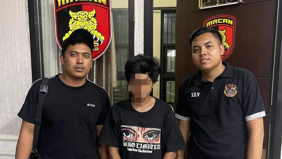 DIAPIT PETUGAS: Terduga pelaku curanmor berinisial DR (tengah) saat diamankan Tim Macan Satreskrim Polres Kutim. Polisi turut menyita sepeda motor milik korban sebagai barang bukti. (IST)
