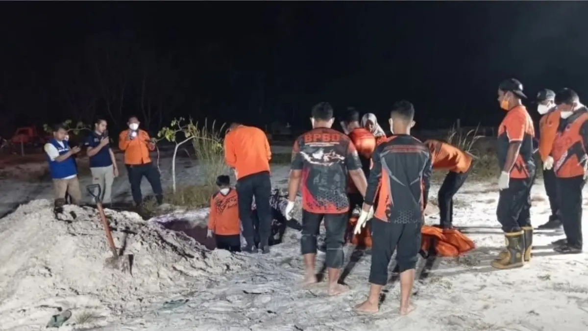 DIMAKAMKAN: Perantau asal Sukabumi, Jabar, yang ditemukan meninggal dunia di rumah kontrakan di Petung, Penajam, PPU, akhirnya dimakamkan di Pemakaman Covid-19 Nenang, Penajam, PPU.(IST)