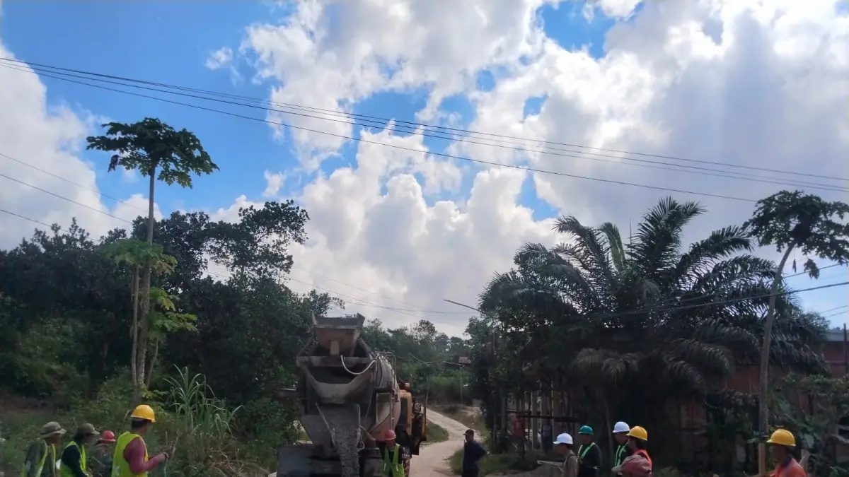 DISEMENISASI: Jalan Kampung Gotong Royong, Kelurahan Belimbing kembali dipermulus pada tahun ini dengan volume pengerjaan terbatas. (ADIEL KUNDHARA/KP)