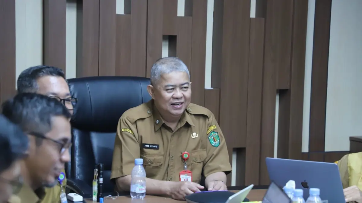 DLH Kaltim bersama perangkat daerah, instansi vertikal, dan mitra terkait menggelar rapat hybrid pemantapan Hari Mangrove Sedunia 2026 di Balikpapan, Senin (20/7), untuk mematangkan aksi penanaman 2.200 bibit mangrove di Pantai Lamaru.