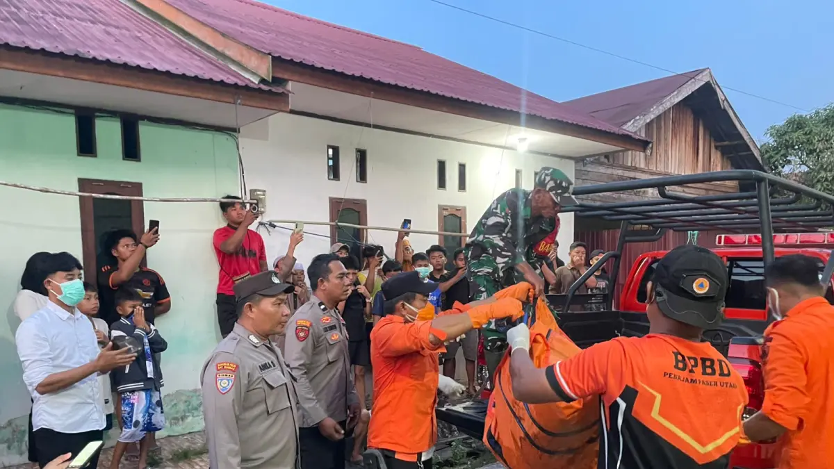 EVAKUASI JENAZAH: Personel Polres PPU dan BPBD PPU saat mengevakuasi jenazah pria asal Sukabumi, Jabar, dari dalam rumah kontrakan di Petung, Penajam, PPU ke RSUD RAPB PPU.(Dok.Humas Polres PPU)