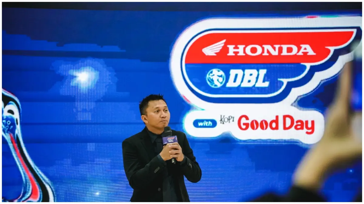 Founder dan CEO DBL Indonesia, Azrul Ananda, menyampaikan sambutan saat peluncuran Honda DBL with Kopi Good Day 2026-2027 di DBL Academy Jakarta, Selasa (21/7). (DBL INDONESIA)