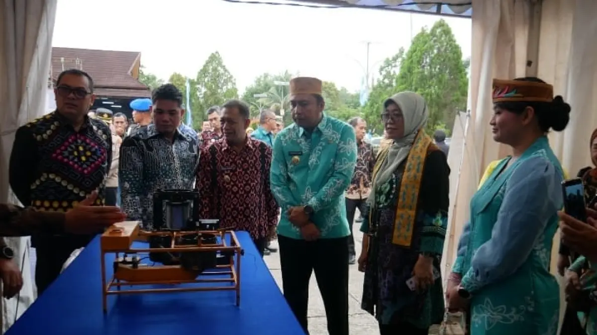 Kepala Dinas Pemberdayaan Masyarakat dan Pemerintahan Desa (DPMPD) Kaltim, Siti Sugiyanti melihat karya-karya inovasi yang ditampilkan dalam Gelar TTG.