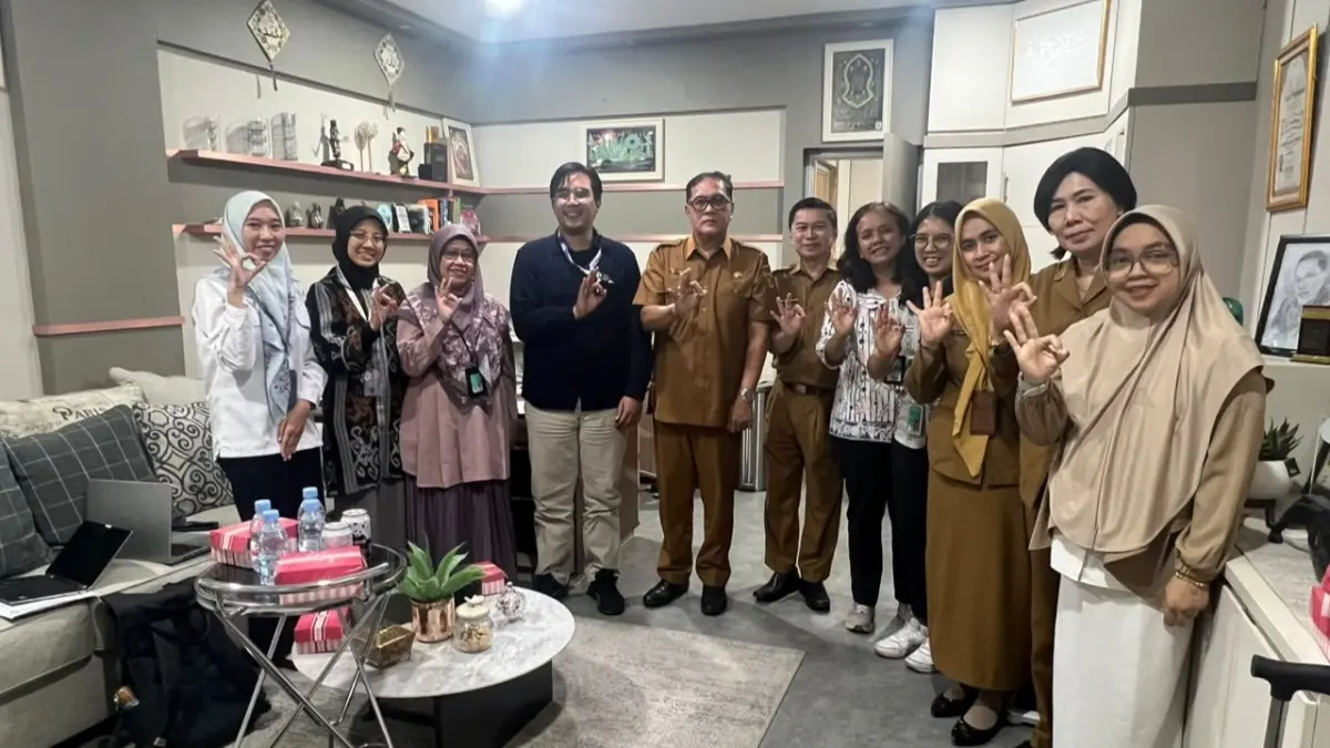 KOLABORASI: Dr Ismid Kusasih (kelima kiri) bersama Tim Kemenkes RI yang menilai analisa kualitatif program HIV AIDS di Samarinda, Selasa (21/7).