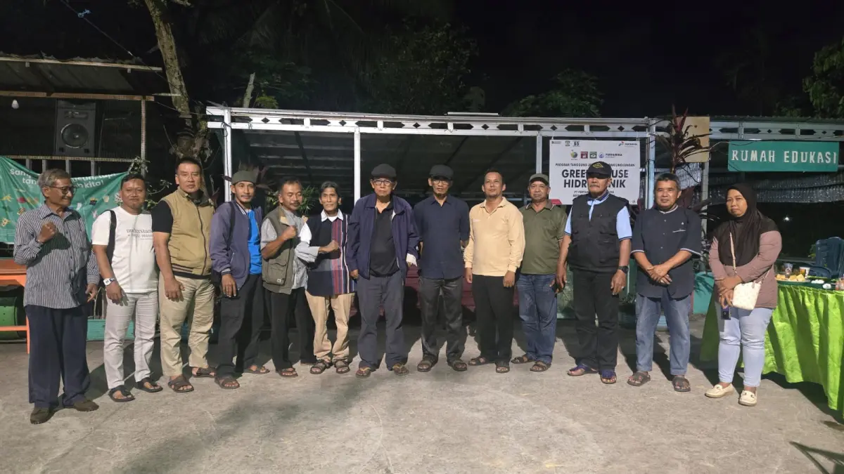 PEDULI LINGKUNGAN: Pegiat Lingkungan dan Komunitas Proklim Balikpapan bersama pembina lingkungan nasional, Bambang Irianto. (IST)

&nbsp;