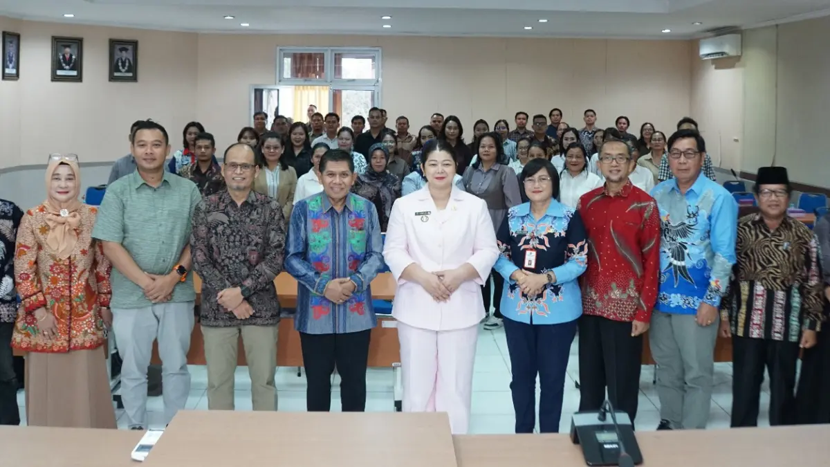 PENDIDIKAN: Bupati Mahulu Angela Idang Belawan abadikan momen bersama peserta seleksi beasiswa pascasarjana di Unmul, Sabtu (18/7). 
