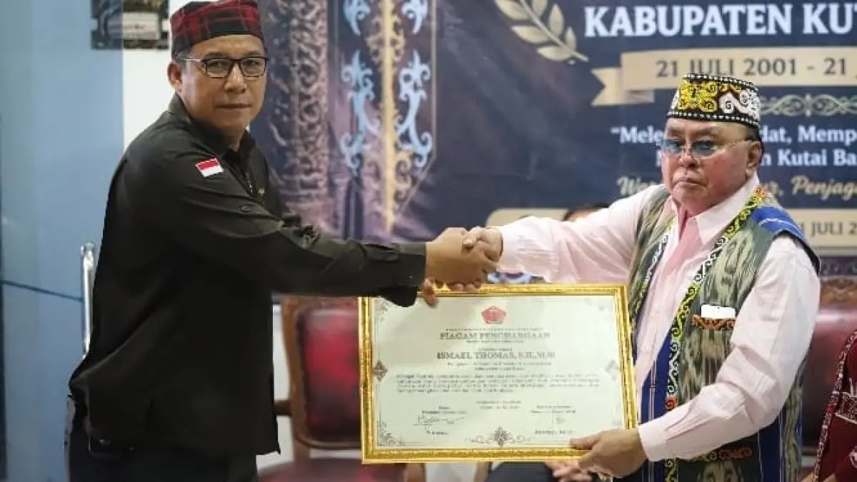 Penyerahan penghargaan kepada tokoh pendiri sekaligus pengayom dan pembina PDA Kubar Ismael Thomas.&nbsp;