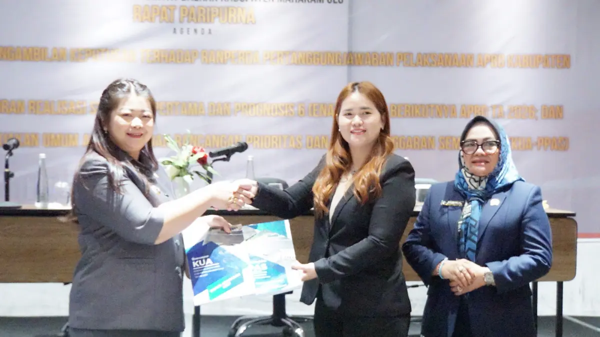 PRIORITAS: Bupati Mahulu Angela Idang Belawan menyerahkan dokumen Rancangan KUA serta PPAS APBD Tahun Anggaran 2027 kepada Ketua DPRD Mahulu Devung Paran, di Ballroom Hotel Fugo Samarinda, Jumat ( 17/07/2026). 