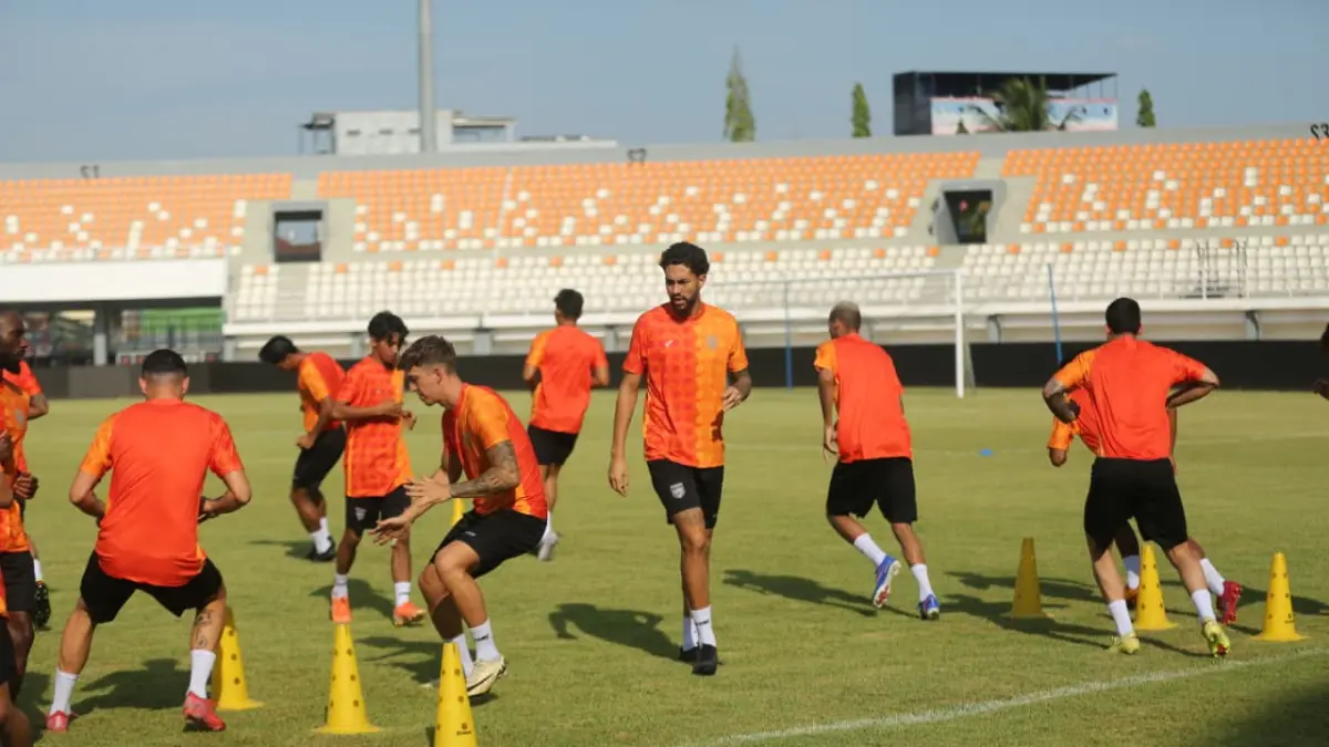 Skuad Borneo FC menjalani latihan perdana di Stadion Segiri Samarinda, Senin (20/7), di bawah arahan pelatih kepala baru Mauro Jeronimo untuk menyambut musim 2026/2027. (RAMA SIHOTANG/KALTIM POST)