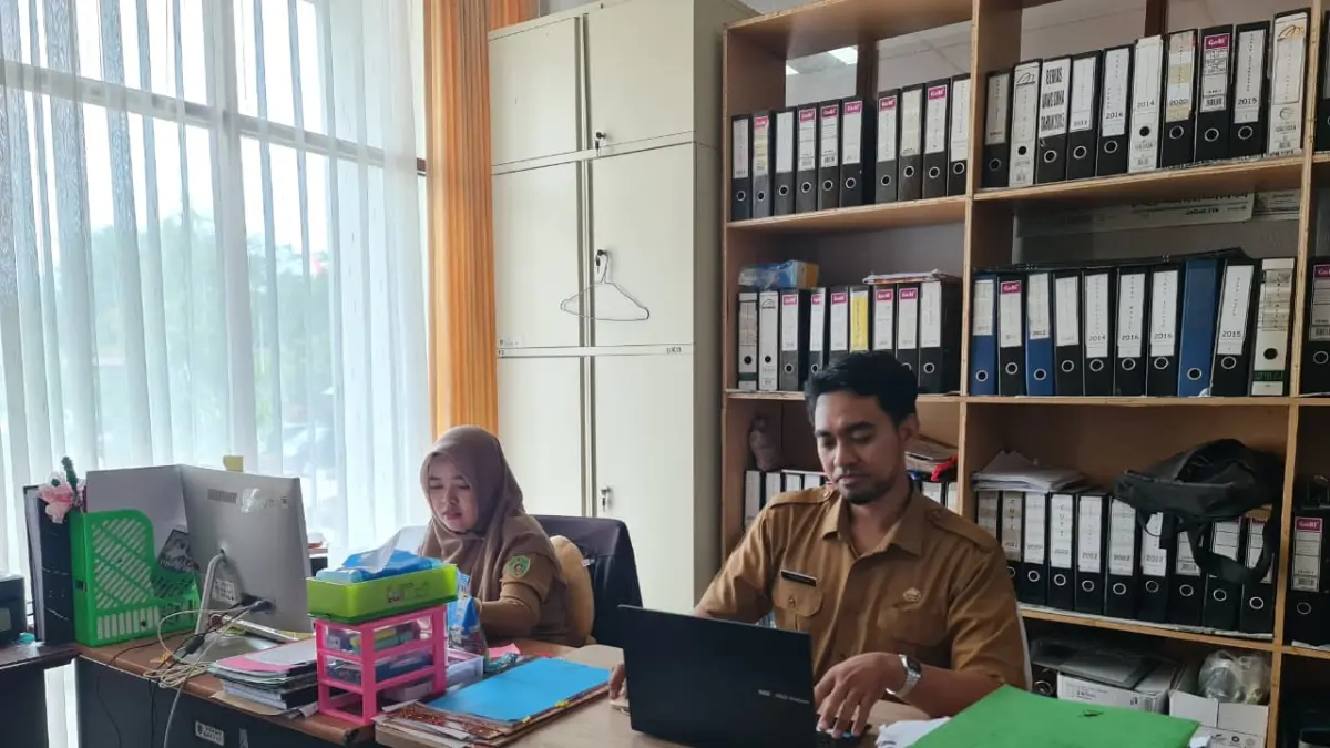 Staf BKPSDM PPU melakukan pendataan dalam pendaftaran peserta selter JPT pada lima SKPD yang di kompetisikan. (AHMAD MAKI/KALTIM POST)

&nbsp;