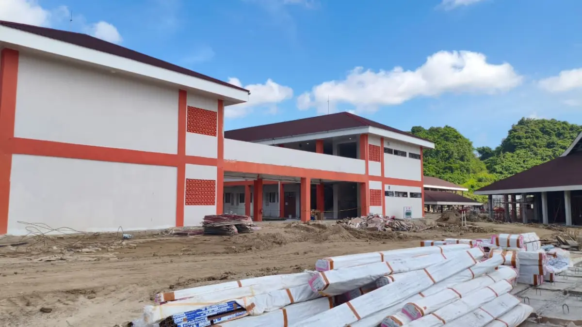 TAHAP AKHIR: Pekerja menyelesaikan pembenahan akhir bangunan dan fasilitas asrama Sekolah Rakyat di Kecamatan Palaran, Samarinda. (HAFIZ/KALTIM POST)