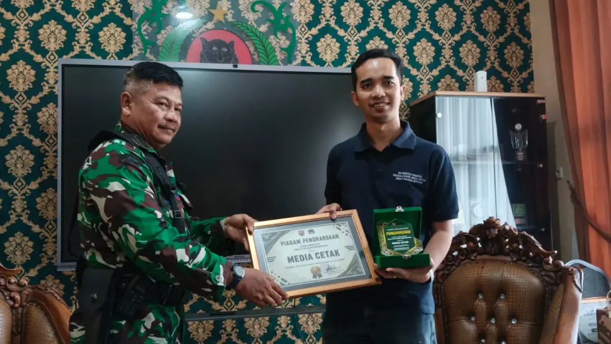 TERIMA APRESIASI: Kodim 0908/BTG menyerahkan penghargaan kepada awak media Kaltim Post Biro Bontang Adiel Kundhara dalam lomba jurnalistik TMMD ke-128. (ADIEL KUNDHARA/KP)

&nbsp;
