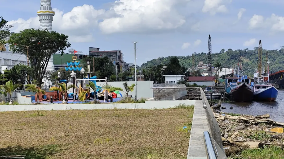 TUNGGU MASA PEMELIHARAAN: Kawasan Teras Samarinda 2 yang sudah rampung pekerjaannya akan segera dibuka tahun ini, menunggu penyelesaian masa pemeliharaan dan persiapan pengelola. (DENNY SAPUTRA/KP)