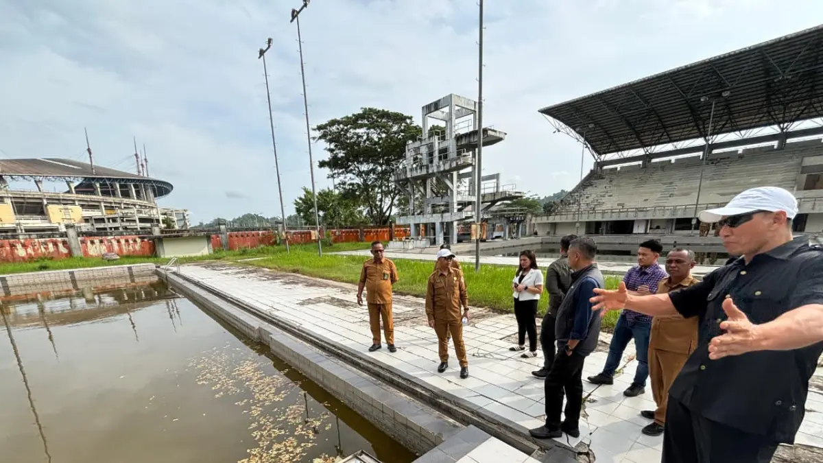 GANDENG SWASTA: Suasana peninjauan di area kolam renang Kompleks Stadion Utama Palaran. Selain memetakan perbaikan trek sepatu roda yang menelan anggaran sekitar Rp350 juta, Pemprov Kaltim mengkaji peluang kerja sama dengan swasta untuk menambah wahana water boom di venue akuatik. (FOTO: HUMAS KONI KALTIM)