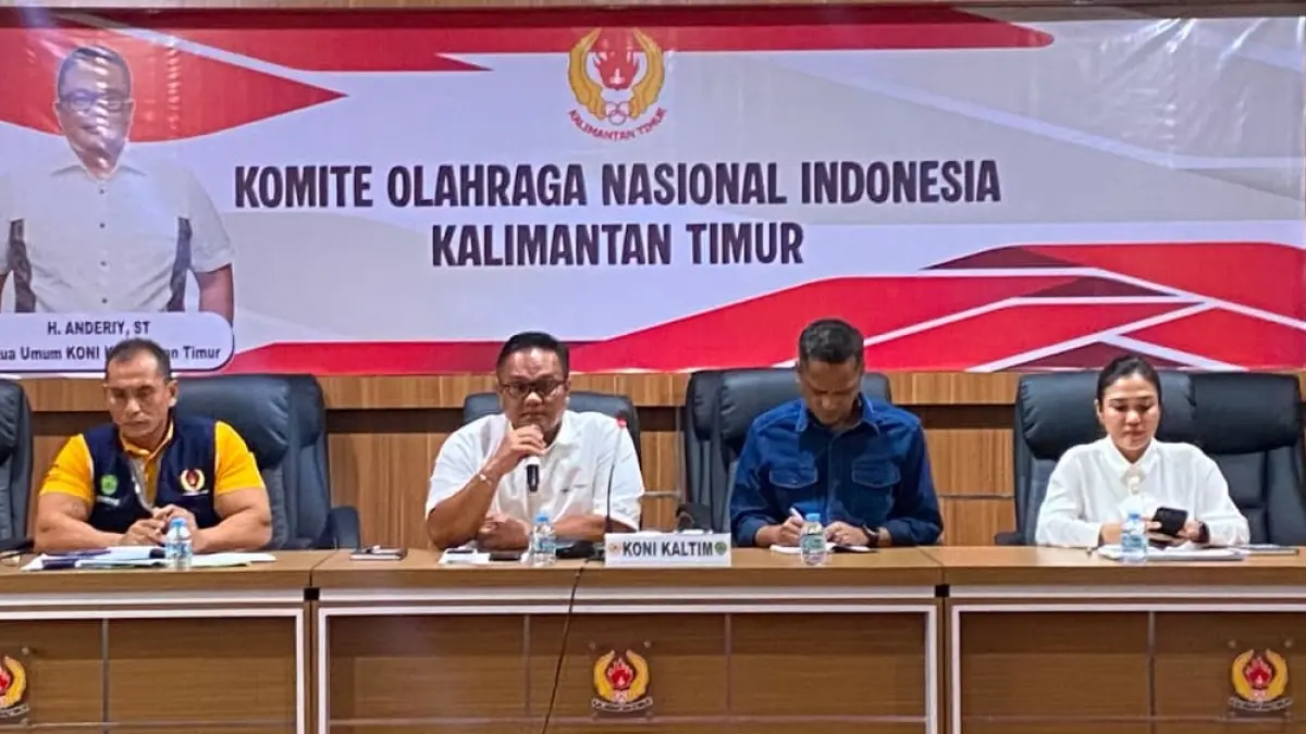 Anderiy Syachrum (dua kiri) memimpin pertemuan di Ruang Rapat KONI Kaltim, Rabu (22/7). (FOTO EKO/KP)