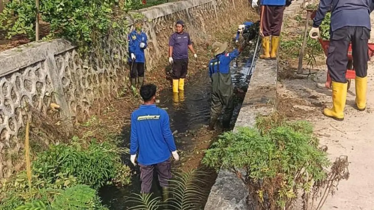 ANGKAT SEDIMEN: Petugas Panbers melakukan normalisasi drainase di Kelurahan Kanaan untuk mencegah genangan ar. FOTO: ADIEL KUNDHARA/KP