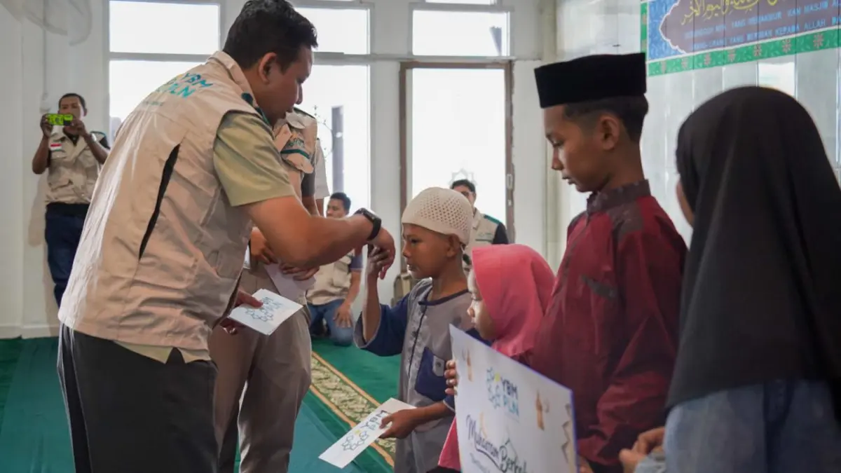BERBAGI: General Manager PLN UIP KLT, Dewanto, menyerahkan santunan secara simbolis kepada anak-anak yatim dhuafa penerima manfaat.