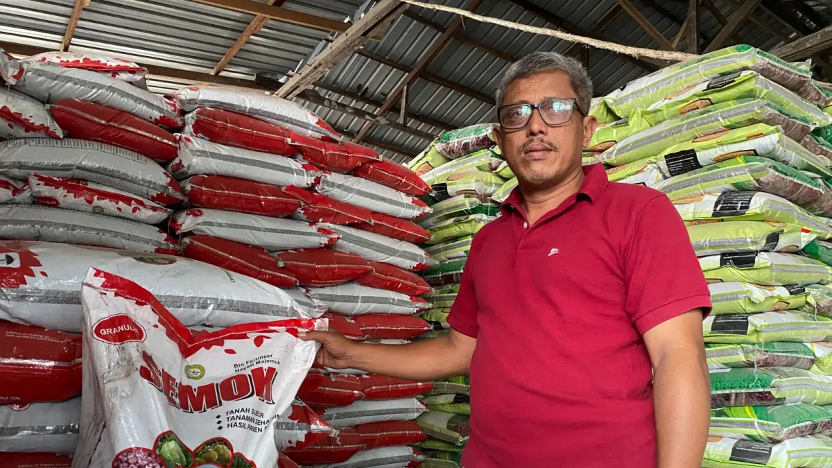 BERHARAP PELUANG: Founder CV Gema Tani Etam, S Wahyudi menunjukkan produk pupuk organik Semok hasil olahannya di Balikpapan. (DINA ANGELINA/KP)

&nbsp;

&nbsp;