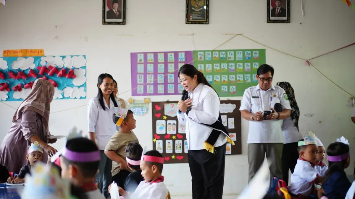 Bupati Mahulu Angela Idang Belawan saat menanyakan cita-cita anak TK Negeri Pembina, Rabu (22/7). (JODY KRISTIANTO/KP)

&nbsp;
