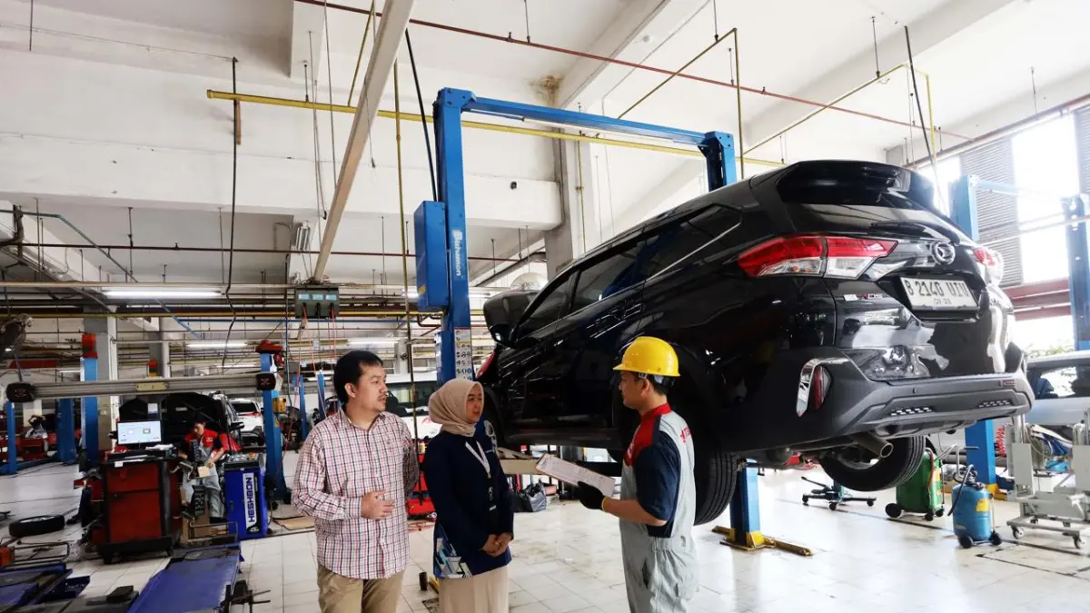 DAIHATSU PEDULI KONSUMEN : Mekanik memberikan penjelasan saat akan melakukan servis Daihatsu Terios, beberapa waktu lalu. 