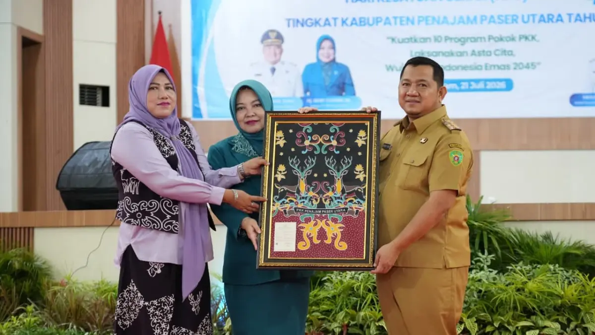IDENTITAS: Mudyat Noor didampingi Dewi Yuliana menerima Batik dari salah satu kader PKK. IST/KP