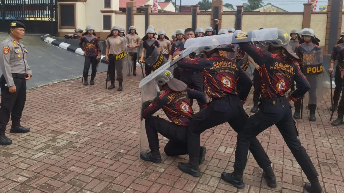 KEMAMPUAN: Suasana latihan Dalmas Polres Kutai Barat, Rabu (22/7). 