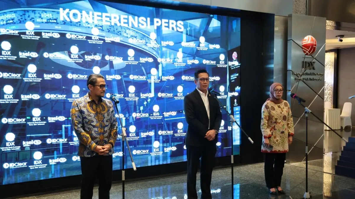 KEPERCAYAAN: Direktur Utama BEI Jeffrey Hendrik (tengah) memberikan keterangan terkait kondisi ekonomi Indonesia di mata investor.