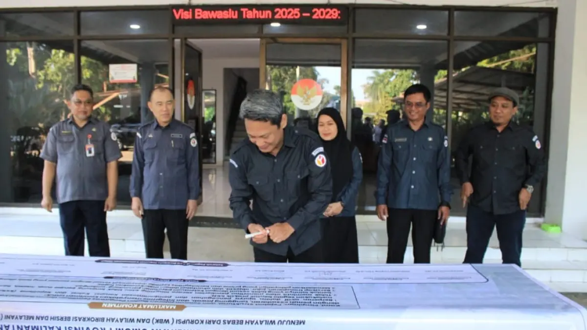 Komisioner Bawaslu Kaltim, Danny Bunga saat menandatangani pencanangan Zona Integritas pelayanan publik. (Foto: Bawaslu Kaltim)