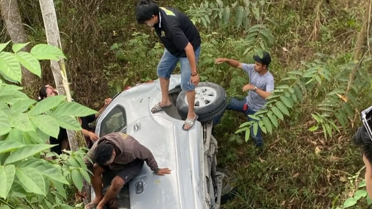 MASUK JURANG: Sebuah movil avanza diduga menabrak pengendara sepeda motor dan terjatuh ke jurang sedalam 4,5 meter di Samboja, Kukar.(IST)