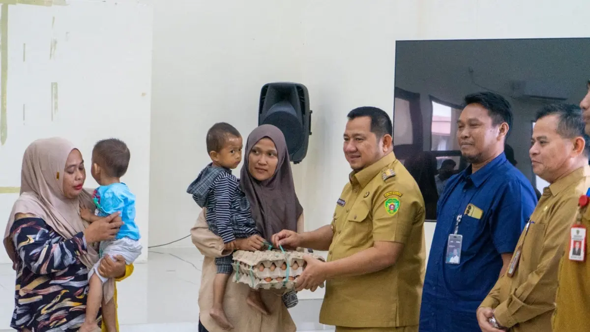 Mudyat Noor menyalurkan bantuan CPPD kepada salah satu perwakilan masyarakat penerima manfaat di Kantor Camat Penajam, Selasa (21/7/2026).