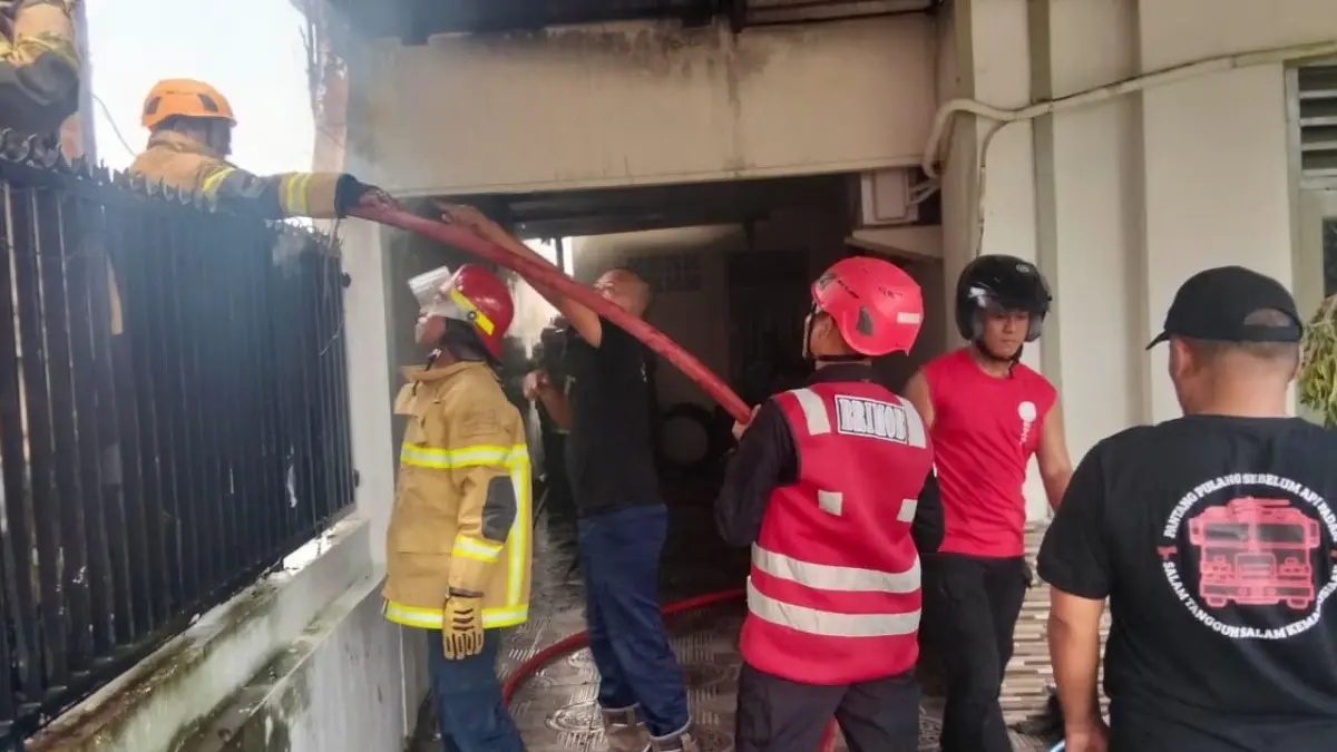 MUSIBAH: Kebakaran rumah terjadi di kawasan Perumahan Prona 3, petugas gabungan melakukan pemadaman.