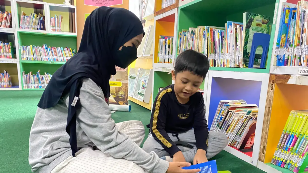 SUASANA PERPUSTAKAAN: Pengunjung didominasi perempuan dan anak-anak saat membaca di Perpustakaan Umum Disputakar Kota Balikpapan. Data Disputakar mencatat tren pemustaka perempuan mencapai 59 persen serta total kunjungan menembus lebih dari 60 ribu pada Semester I 2026.