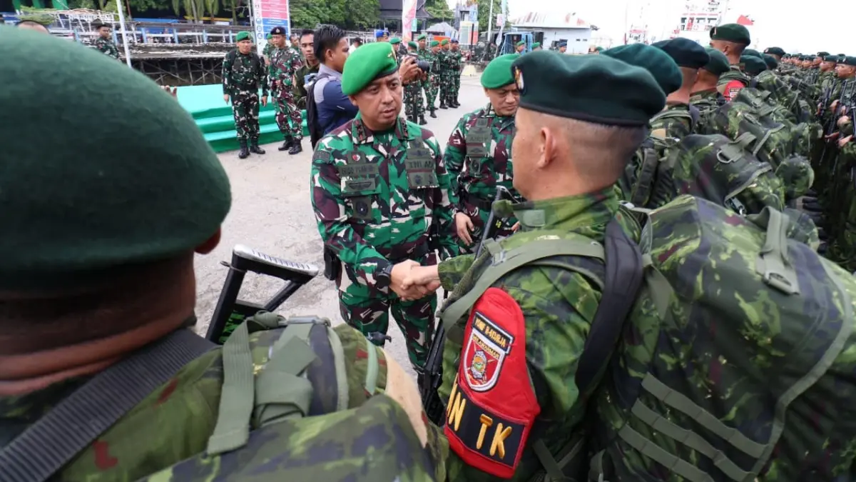 Pangdam VI/Mulawarman Mayjen Krido Pramono menyambut personel Satgas Yonif 613/Raja Alamdi Pelabuhan Semayang, Balikpapan, Rabu (22/7) pagi. (FOTO ANGGI PRADITHA/KP)