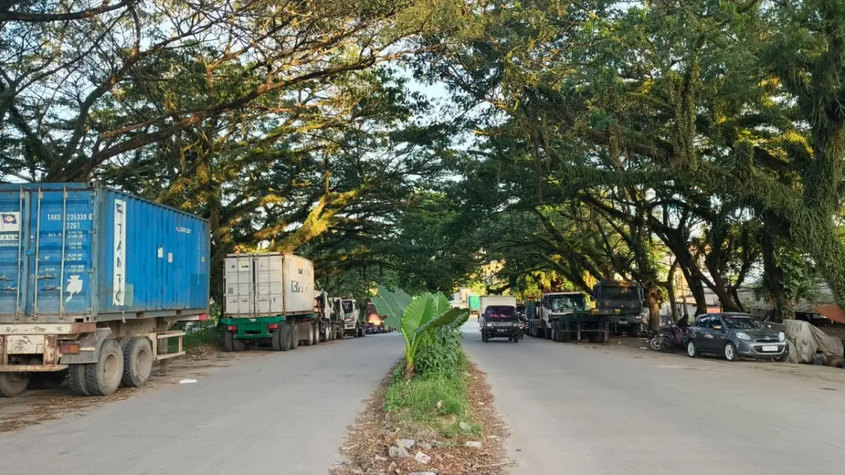 PEMBAHASAN: Truk kontainer parkir di badan jalan kawasan Pergudangan Sungai Kunjang. Dishub Samarinda masih membahas rencana pembangunan kantong parkir. HAFIZ/KP