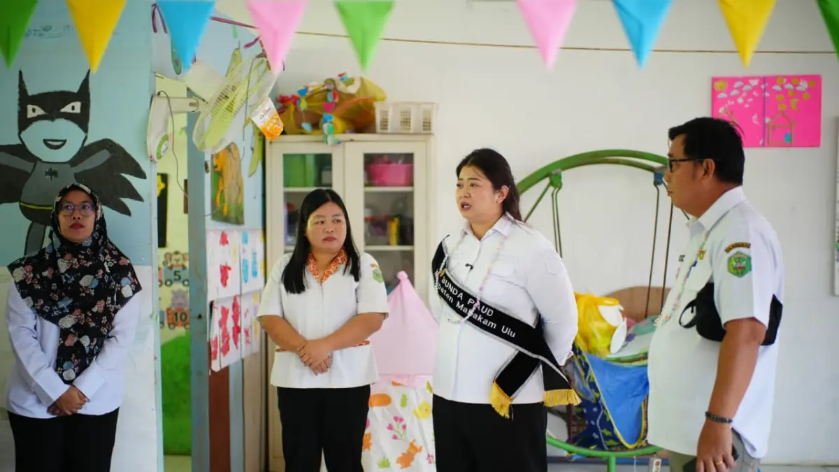 PENDIDIKAN: Bupati Mahulu Angela Idang Belawan dan Kadisdikbud Mahulu Samson Batang saat meninjau kondisi TK Negeri Pembina di Ujoh Bilang, Rabu (22/7). (JODY KRISTIANTO/KP)