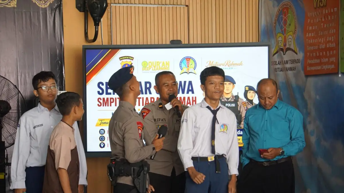 PENDIDIKAN: Demi terciptanya lingkungan pendidikan nyaman, personel Satuan Brimob Polda Kaltim beri edukasi siswa.
