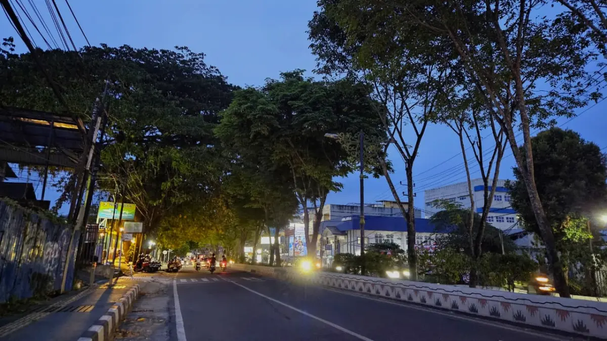 RAWAN KECELAKAAN: Suasana ruas Jalan Pahlawan yang tampak minim penerangan jalan umum (LPJU) saat malam hari. (HAFIZ/KP)
