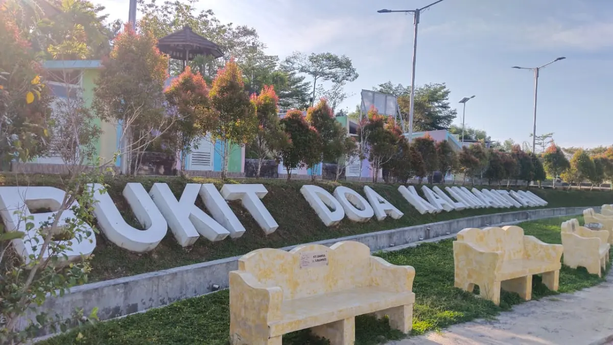TAWARKAN KETENANGAN: Bukit Doa di Sepinggan, Balikpapan Selatan memiliki sejumlah fasilitas seperti gereja, jalur doa, area peribadatan, serta pemandangan alam yang menjadi daya tarik bagi wisatawan.