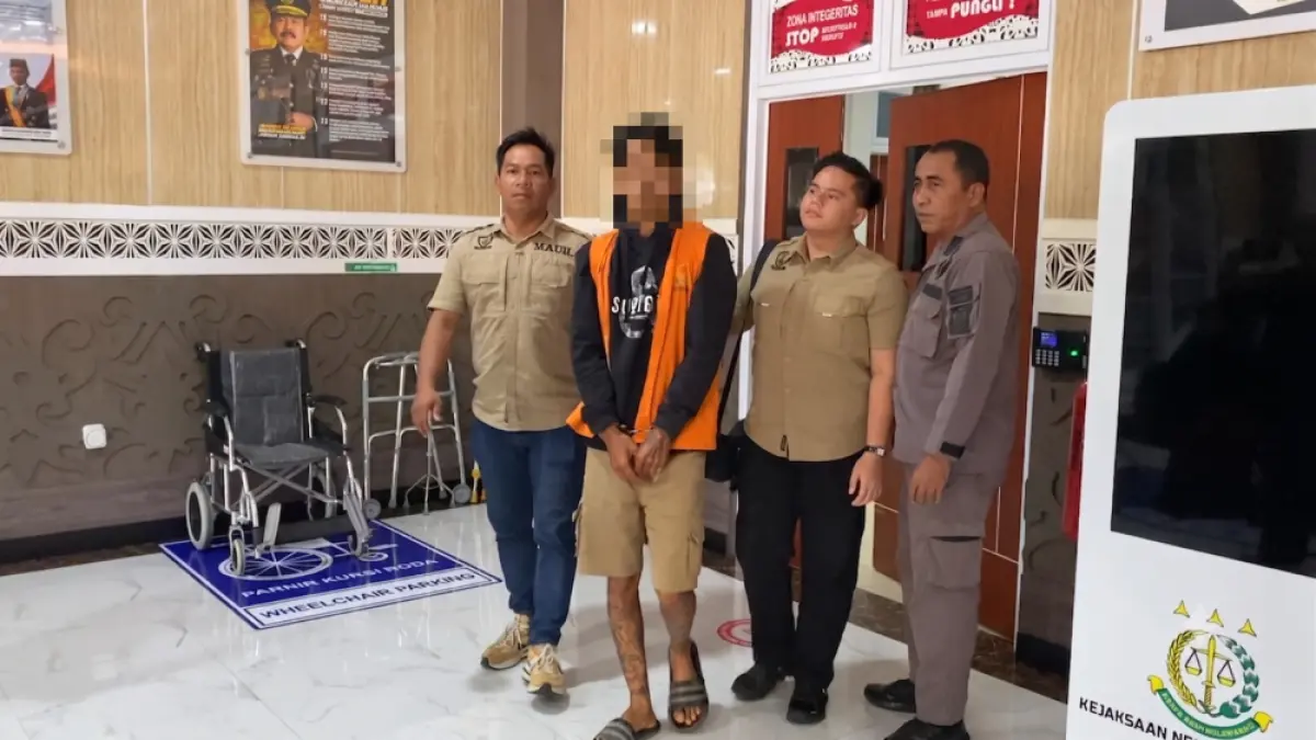 DITANGKAP: Tim gabungan Kejari Samarinda dan Kejari Kotabaru saat mengeksekusi terpidana RMT. Berdasarkan putusan kasasi Mahkamah Agung, RMT dijatuhi hukuman 8 tahun penjara serta denda Rp60 juta subsider 3 bulan kurungan atas tindak pidana kekerasan seksual terhadap anak. (KEJARI SAMARINDA)