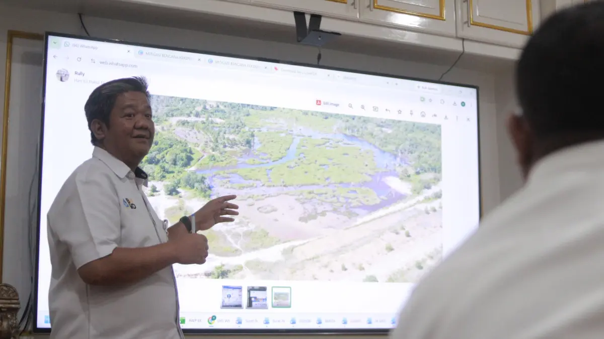 Abdul Rasyid memaparkan kondisi beberapa embung maupun bendungan di PPU dalam rakor Mitigasi Risiko Bencana Kekeringan Air Lintas Sektor di ruang rapat Bupati PPU, Rabu (22/7/2026). (AHMAD MAKI/KP)