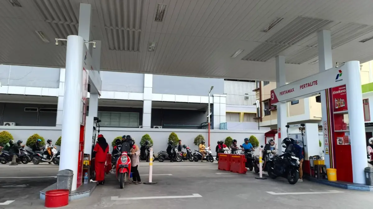 ANTREAN: Kendaraan mengantre BBM subsidi di salah satu SPBU Kota Samarinda. DPRD meminta Pertamina memastikan pasokan BBM agar antrean panjang segera teratasi. HAFIZ/KP