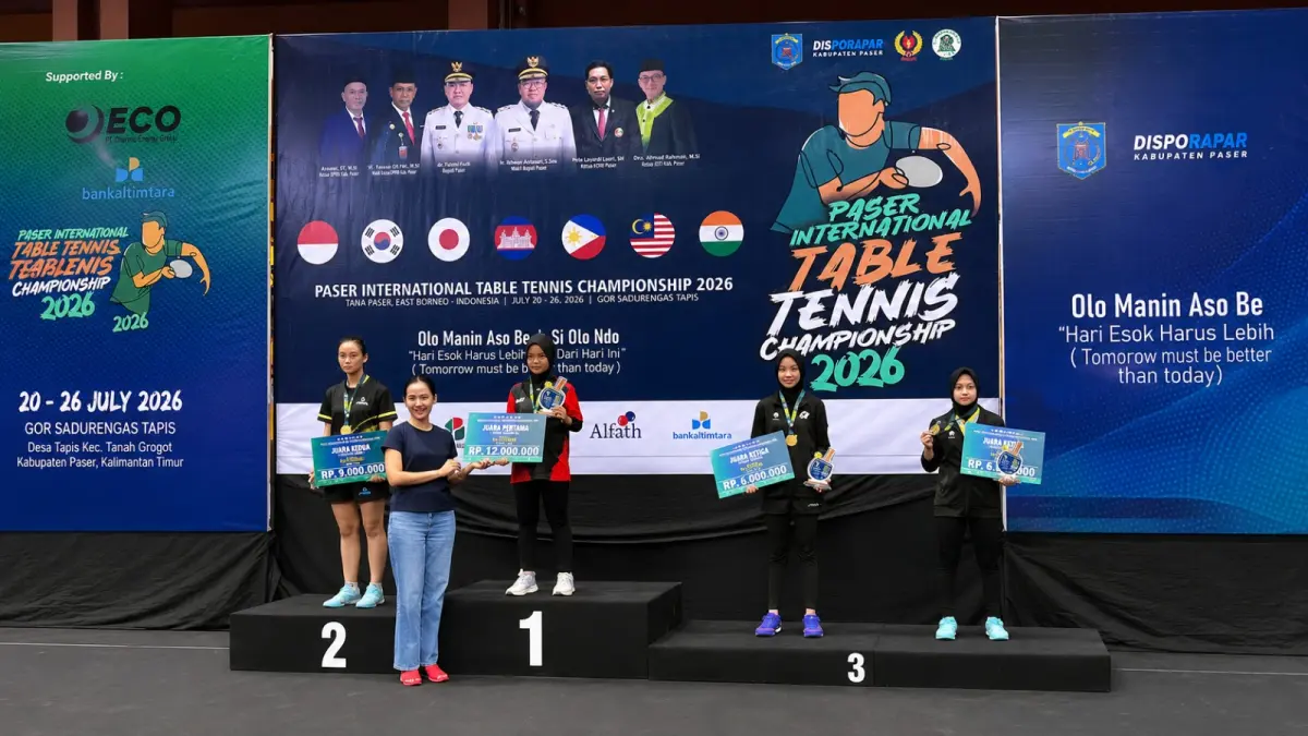 Atlet PB Pelatnas, Amanda Febrian Mahardika menunjukkan medali emas yang diraihnya pada nomor KU-16 tunggal putri dalam Paser International Table Tennis Championship (ITTC) 2026 di GOR Sadurengas, Tanah Grogot, Rabu (22/7). (M NAJIB/KALTIM POST)