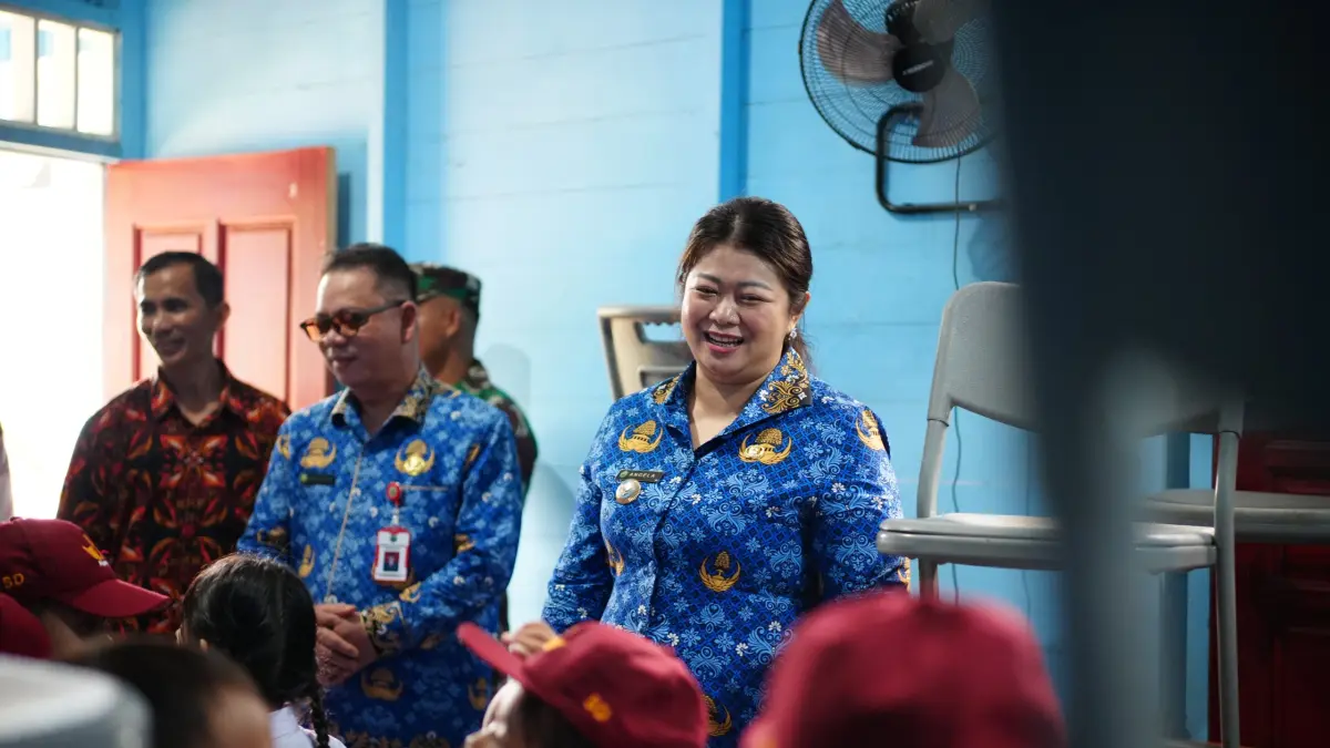 Bupati Mahulu Angela Idang Belawan bercengkrama dengan murid SD Katolik Santa Miriam usai peresmian, Kamis (23/7). JODY KRISTIANTO/KP