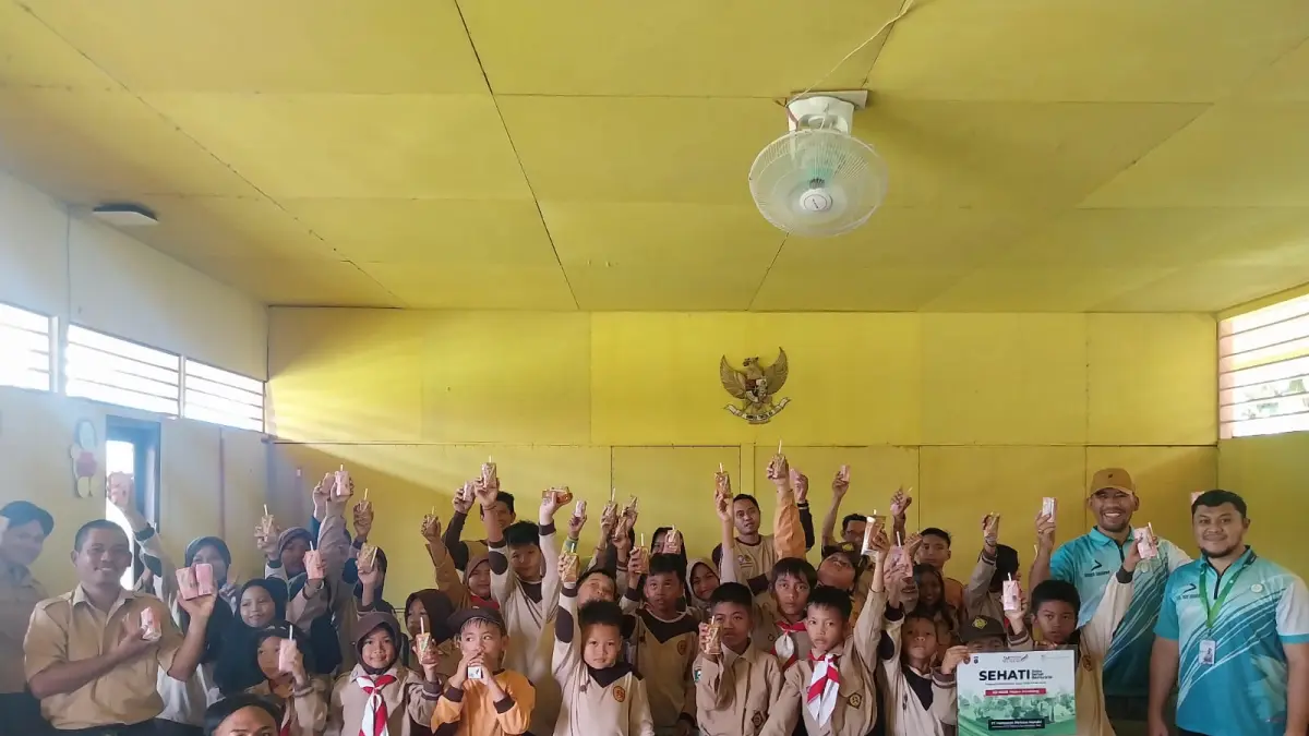 
DUKUNG GENERASI MUDA: Pemberian Susu Sehat Bernutrisi (SEHATI) oleh PT HPM merupakan diharapkan dapat mendukung terciptanya generasi muda sehat dan cerdas di Kutai Timur. 
