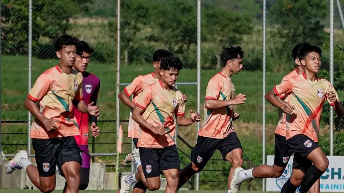 FISIK : Pelatih Kendal Tornado FC Stefan Keeltjes apresiasi kondisi fisik para pemainnya.
