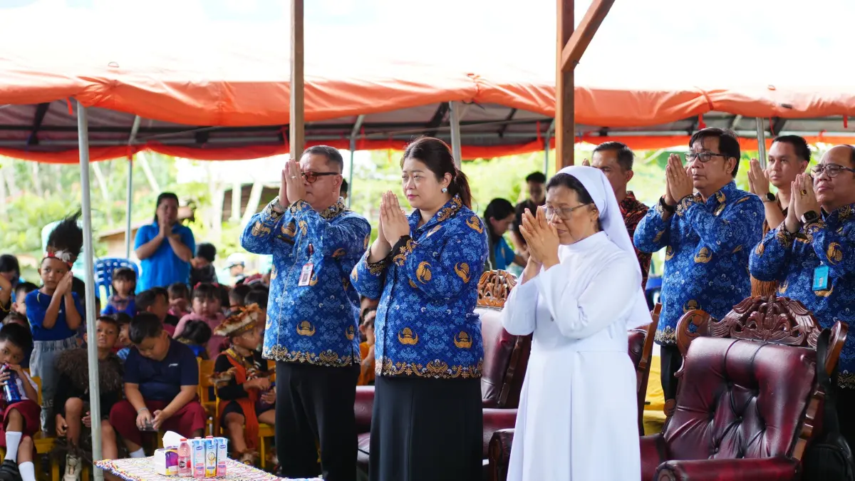 IBADAH: Bupati Mahulu Angela Idang Belawan mengikuti misa syukur peresmian SDK Santa Miriam, Kamis (23/7). JODY KRISTIANTO/KP