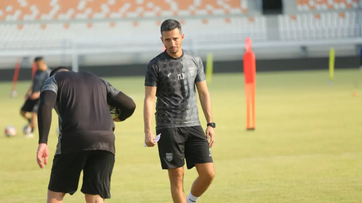 JADWAL PADAT: Mauro Jeronimo saat memimpin sesi latihan Borneo FC. (RAMA SIHOTANG)