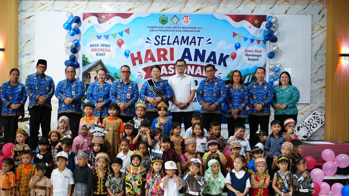 KEBERSAMAAN: Bupati Mahulu Angela Idang Belawan dan jajaran Pemkab Mahulu abadikan momen bersama siswa PAUD pada peringatan HAN di Balai Adat Ujoh Bilang, Kamis (23/7). JODY KRISTIANTO/KP