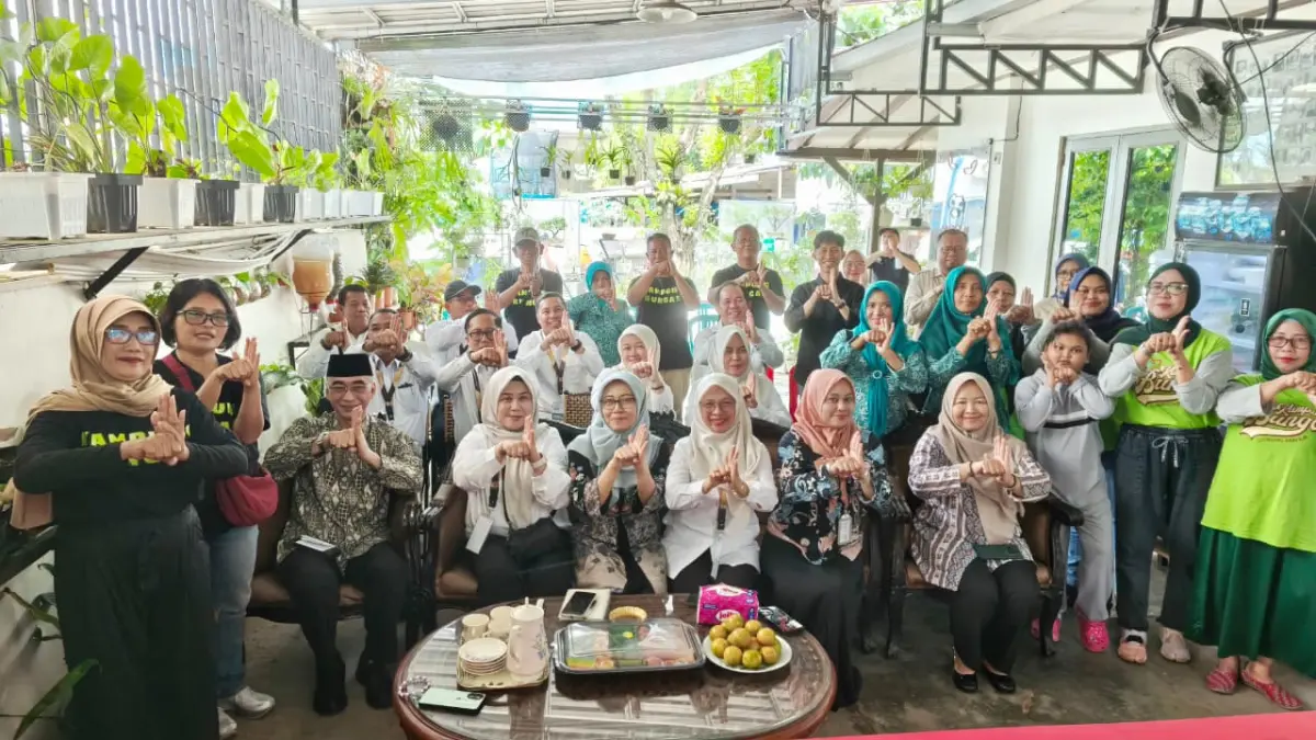 Kedatangan rombongan peserta Studi PKA Angkatan I Tahun 2026 dari PUSJAR SKPP LAN (berbaju putih) disambut Camat Balikpapan Tengah, TP PKK hingga para kader di Kampung Bungas. (LUPUS/KP)

&nbsp;